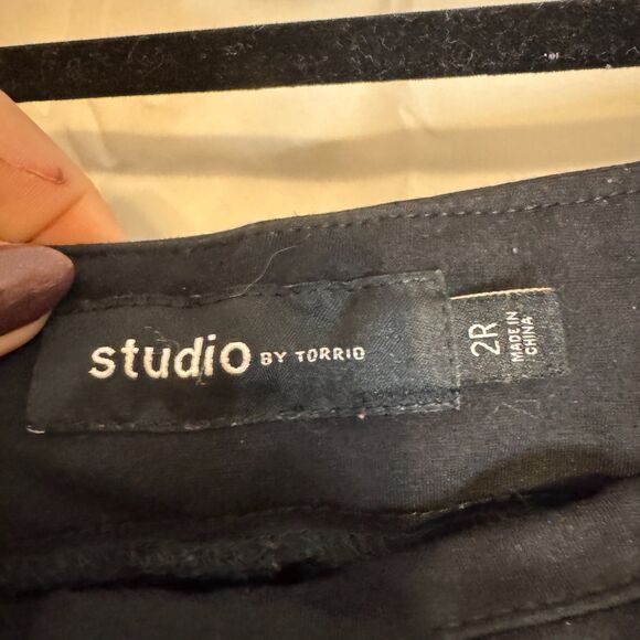 Plus Torrid Studio by Torrid Black Pull-on Skinny Leg Pant SZ 2R - Picture 2 of 2